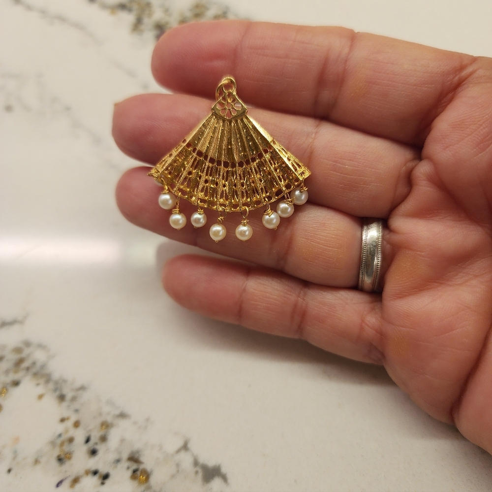 14kt Vintage Elegant Gold Fan-Shaped Pendant with Movable Pearls - Picture 4 of 4